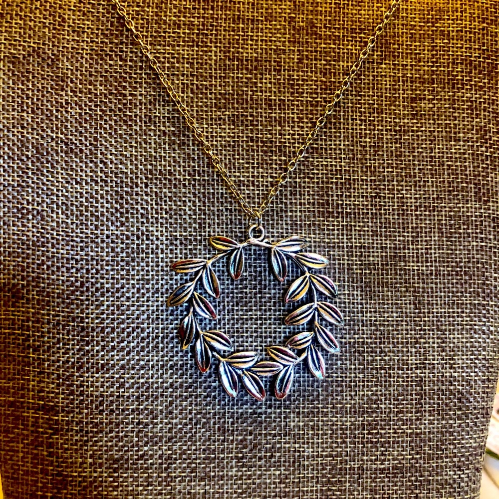 Silver color new laurel leaf necklace
